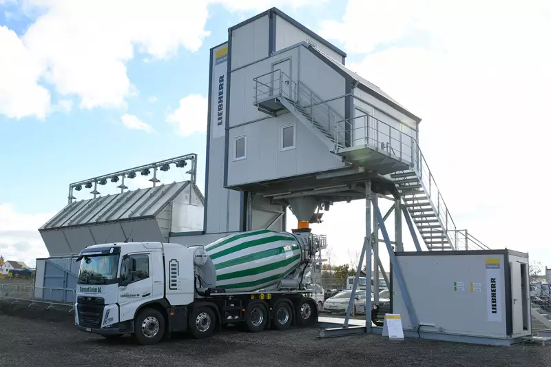 Enormes CO2-Einsparpotential. Die neue Generation von Liebherr Betonmischanlagen verbraucht bis zu 30 % weniger Energie und verringert durch äußerst exaktes Abwiegen den Zementverbrauch. Bei jährlich 50.000 m³ Beton können damit laut Liebherr bis zu 375 t Zement eingespart werden, was wiederum 220 t weniger CO2 bedeutet – pro Betriebsjahr der langlebigen Anlagen. Quelle: Treffpunkt.Bau