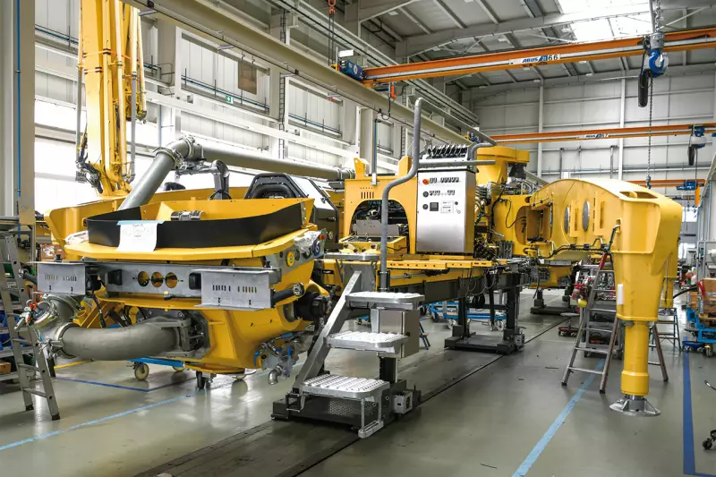 Autobetonpumpen in sieben Größenklassen von 24 m bis 50 m vertikaler Reichweite fertigt Liebherr derzeit in Bad Schussenried. Die XXT-Abstützungen nehmen die Mastkräfte direkt auf, ohne das Fahrgestell zu belasten. Quelle: Treffpunkt.Bau