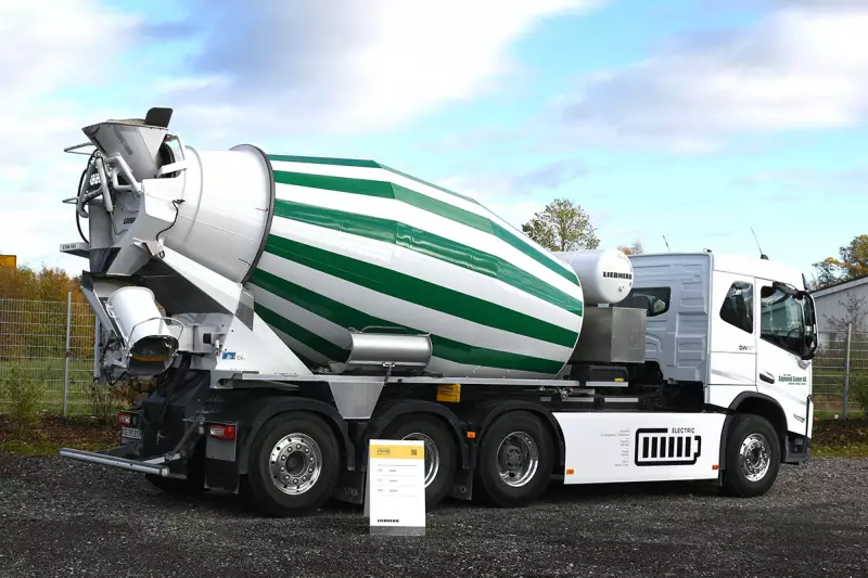 Auch 100 % elektrisch. Die neue ETM-Fahrmischer-Baureihe gibt es als Hybrid-Version (mit Diesel fahren, elektrisch drehen) oder vollelektrisch. Der gezeigte ETM 905 mit 450-kWh-Akku kommt laut Liebherr locker durch einen typischen Arbeitstag. Quelle: Treffpunkt.Bau