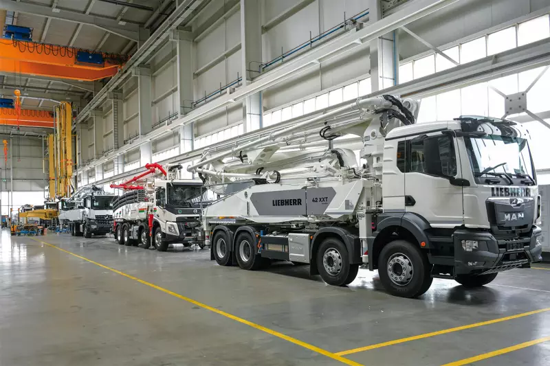 Fertig zur finalen Abnahme. Die meisten Autobetonpumpen gehen in die DACH-Region und nach Westeuropa, aber auch die USA sind ein wichtiger Markt. Beim Chassis kann der Kunde seinen favorisierten Hersteller wählen. Quelle: Treffpunkt.Bau