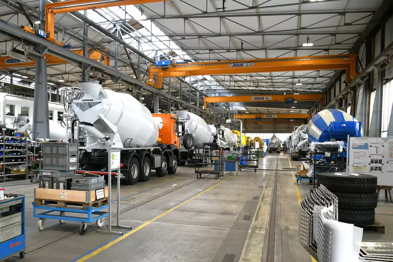 Nonstop Rush Hour in der Produktion. Seit 1967 fertigt Liebherr in Bad Schussenried mit derzeit 830 Mitarbeitern Fahrmischer für den Betontransport – bis zu 4.500 Stück/Jahr. Quelle: Treffpunkt.Bau