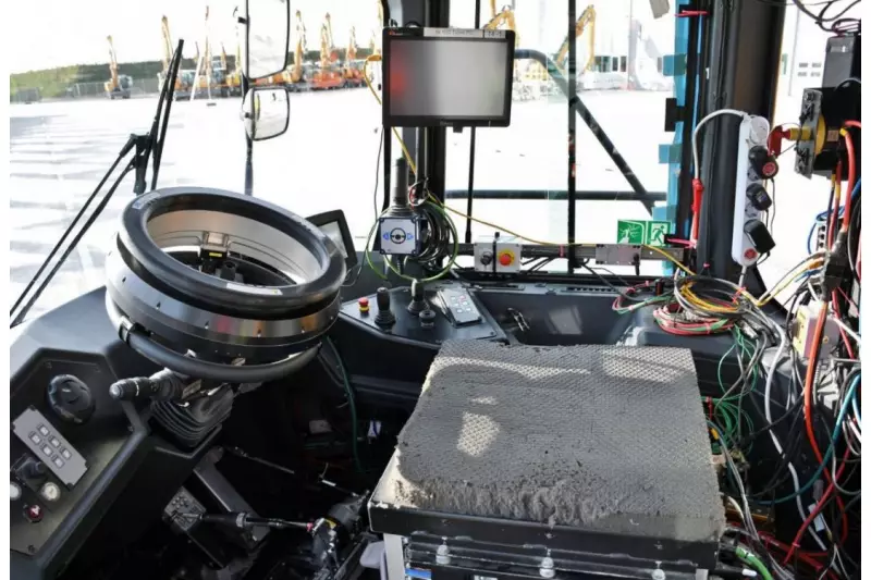 Der Muldenkipper Testparcours in Kirchdorf ist derart strapaziös für Mensch und Maschine, dass die Fahrer nach einer halben Stunde pausieren müssen. Kollege Roboter fährt ferngesteuert unermüdlich weiter.