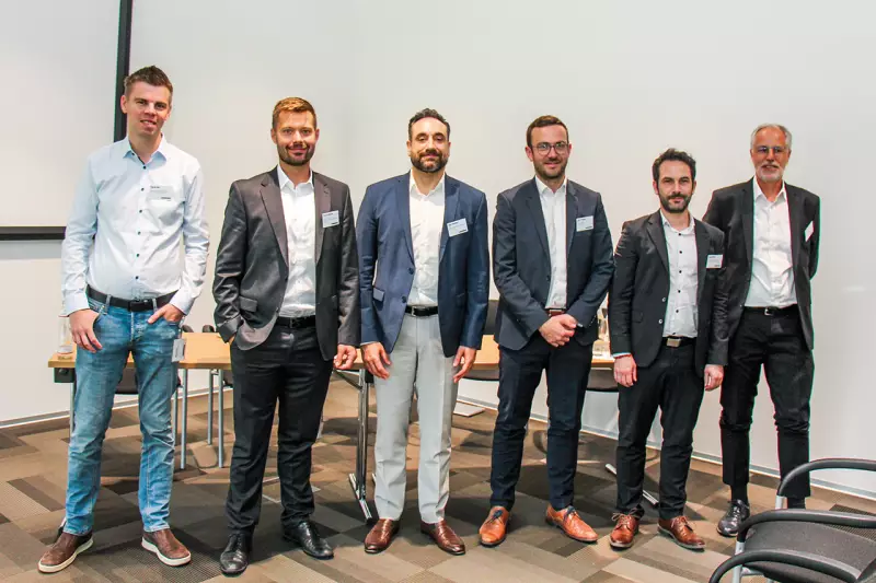 Am zweiten Veranstaltungstag gaben (v. l.) Manuel Bös, Liebherr-Werk Bischofshofen, Florian Falbesoner, Liebherr-Werk Telfs, Altan Enginalev, Liebherr-Werk Bischofshofen, Alban Villaumé, Liebherr France SAS, Swann Blaise, Liebherr-Mining Equipment SAS, und Markus Wittwer, Liebherr-Werk Telfs, in ihren Fachvorträgen einen vertiefenden Einblick in die digitale Entwicklung der Liebherr-Maschinen und erläuterten, wie Assistenzsysteme, Fernsteuerung und Automatisierung künftig zusammenspielen werden. Quelle: Treffpunkt.Bau
