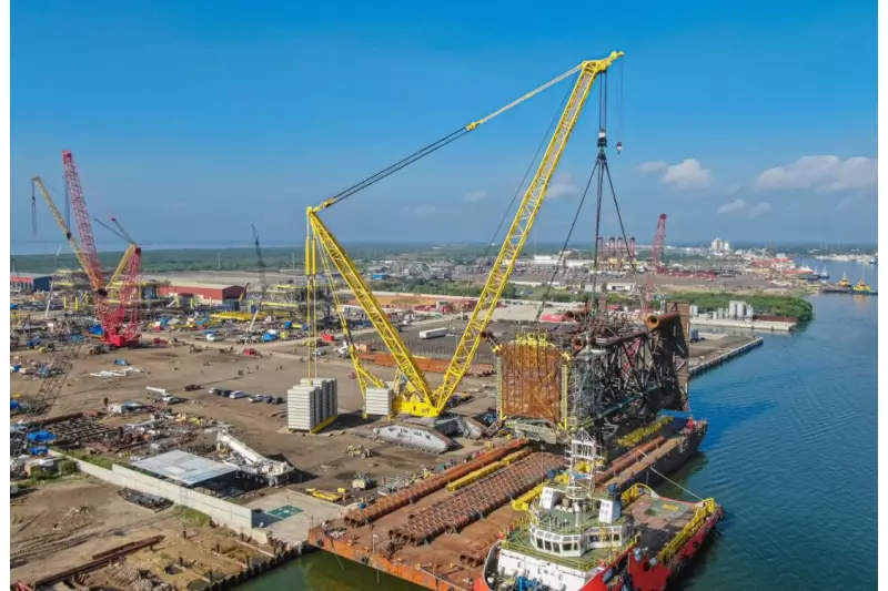 Bei der Verladung der bis zu 1.200 Tonnen schweren Stahlkonstruktionen wird die Barge längsseitig zum Kai positioniert