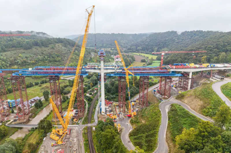 Wiesbauer hob mit zwei Liebherr-Kranen Verstärkungsbleche auf die Fahrbahn der Hochbrücke Horb in 65 m Höhe.