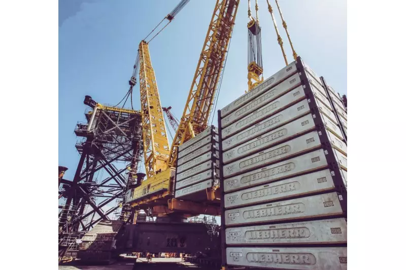 Für den wirtschaftlichen Transport haben die Ballastplatten des LR 13000 genau das Maß eines 20-Fuß Containers und können mit einem Spreader verladen werden.
