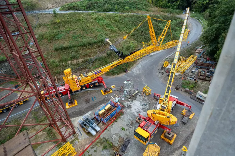 Enge Serpentinen und beengte Platzverhältnisse waren für Team und Krane herausfordernd.
