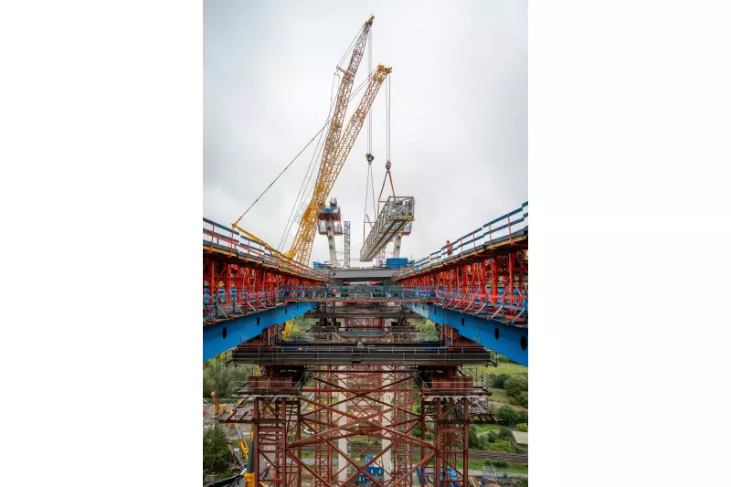 Um ein Durchbiegen der Bleche während des Hebens zu verhindern, wurden sie an einer Gittertraverse befestigt.