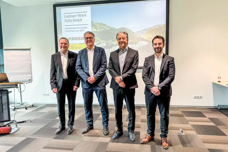 Den Auftakt der internationalen Baufachpressefahrt 2025 bildeten Fachvorträge (v. l.) von Steffen Günther, Managing Director and Member of the Board of Directors at Liebherr-International AG, Joachim Strobel, Managing Director Sales Liebherr-EMtec GmbH, Martin Längle, Managing Director Sales Liebherr-Werk Telfs GmbH, und Swann Blaise, Divisional General Manager Marketing Liebherr-Mining Equipment SAS. Quelle: Treffpunkt.Bau
