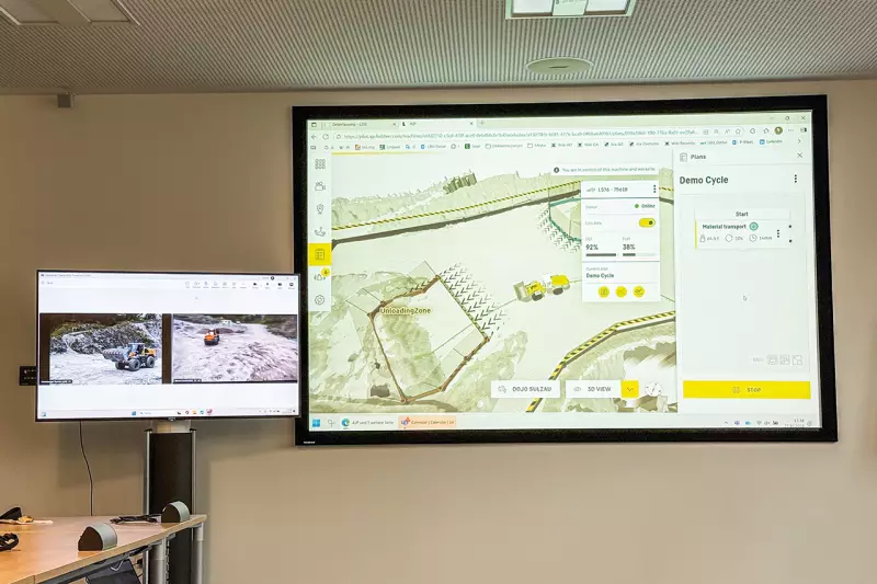 Im Bürogebäude des Werks in Telfs verfolgten die Teilnehmenden per Liveübertragung, wie ein Radlader mit Autonomous Operations selbstständig Kies verlud und transportierte. Die Demonstration zeigte, dass der autonome Betrieb auch über größere Entfernungen hinweg zuverlässig funktioniert und präzise Arbeitszyklen ermöglicht. Quelle: Treffpunkt.Bau
