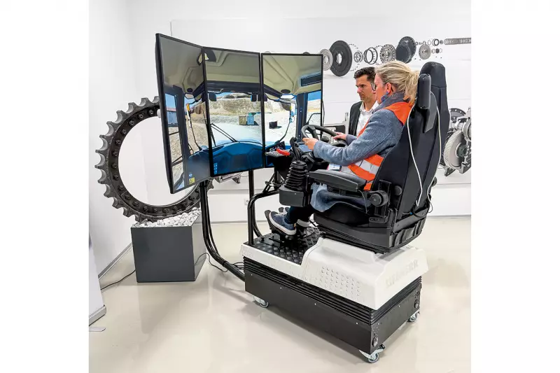 Der Baumaschinensimulator stand ebenfalls zur Verfügung und vermittelte durch eine bewegliche Plattform und mehrere Displays ein realistisches Fahrgefühl. Die Anwendung zeigte, wie praxisnah Liebherr die Schulung von Bedienpersonal und die Entwicklung neuer Steuerungskonzepte miteinander verbindet. Quelle: Treffpunkt.Bau
