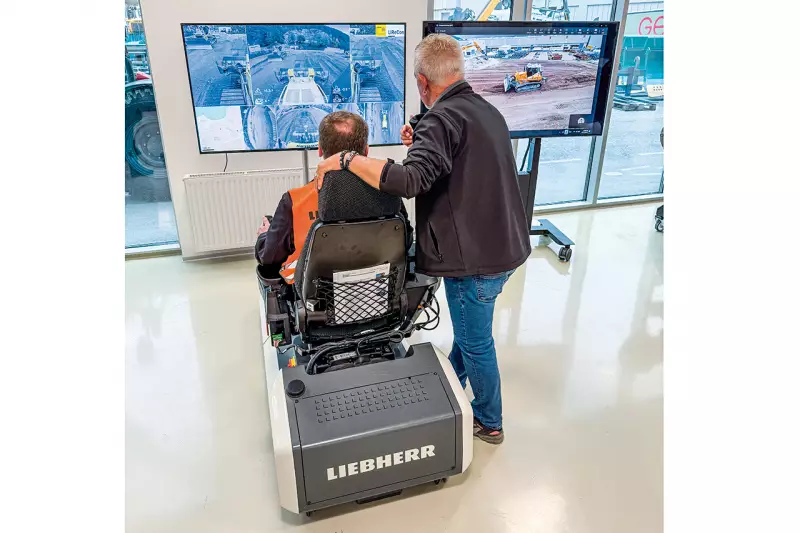 Am zweiten Veranstaltungstag testeten die Journalistinnen und Journalisten das LiReCon-System. Dabei überzeugte die Fernsteuerung durch feinfühlige Bedienung und unmittelbares Feedback. Quelle: Treffpunkt.Bau
