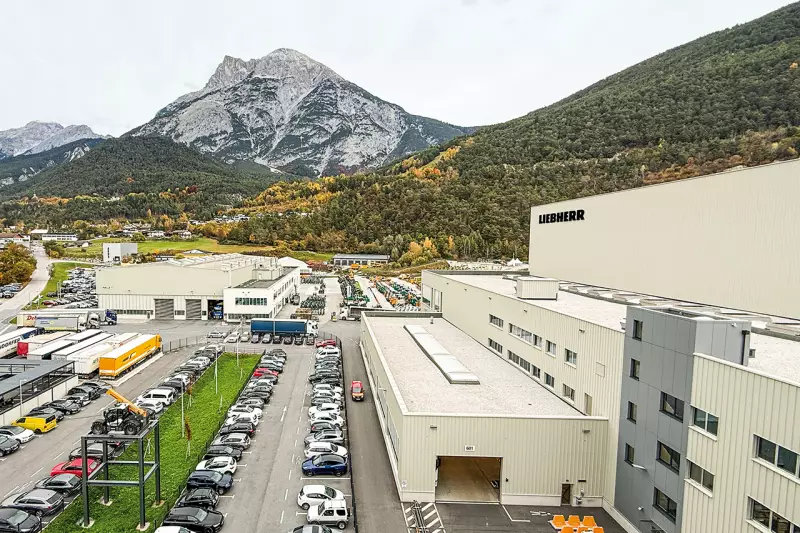 Auf einer Fläche von 179.200 m2 werden im Liebherr-Werk Telfs mit rund 850 Mitarbeitenden sieben Planierraupentypen, zwei Laderaupentypen sowie mehrere Teleskoplader-Modelle gefertigt. Quelle: Treffpunkt.Bau
