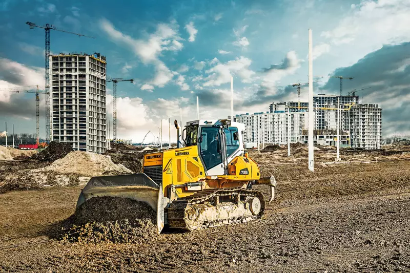 Seit mehr als sechs Jahrzehnten gilt Liebherr als Pionier im Planierraupenbau. Die Generation 8 führt diese Entwicklung konsequent weiter und kombiniert bewährte Mechanik mit moderner Steuerungs- und Assistenztechnik. Gefertigt im Werk Telfs umfasst die Baureihe Maschinen von der kompakten PR 716 G8 bis zur PR 776 G8 mit 565 kW Leistung für besonders anspruchsvolle Einsätze. Quelle: Liebherr