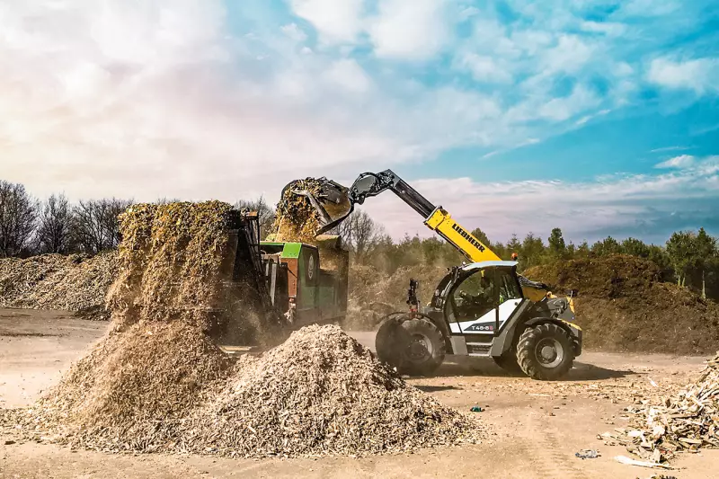 Mit der Generation 6 hat Liebherr seine Teleskoplader grundlegend überarbeitet. Die Modelle kombinieren den bewährten hydrostatischen Fahrantrieb mit einer neu gestalteten Kabine, die mehr Komfort, bessere Sicht und eine ergonomische Bedienung bietet. Die präzise Joysticksteuerung sorgt für eine intuitive Maschinenführung und ermüdungsarmes Arbeiten. Quelle: Liebherr
