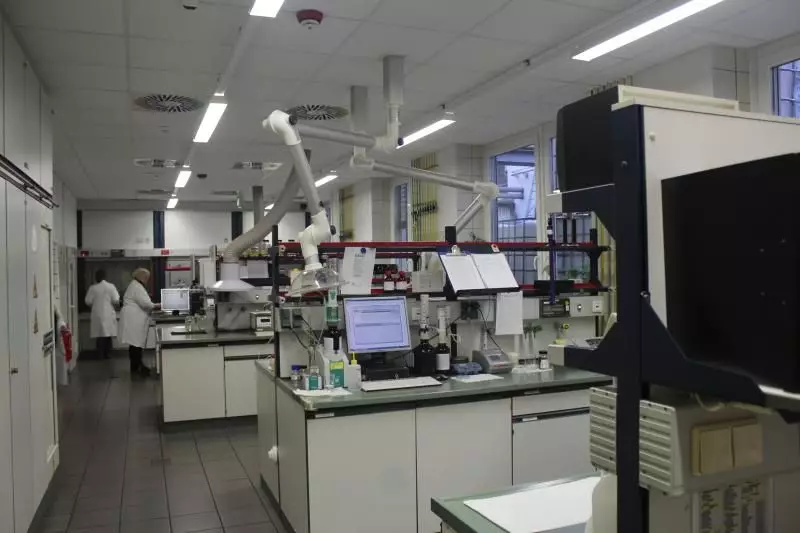 Ein mit den modernsten Geräten ausgerüstetes Labor garantiert das hohe Qualitätsniveau.