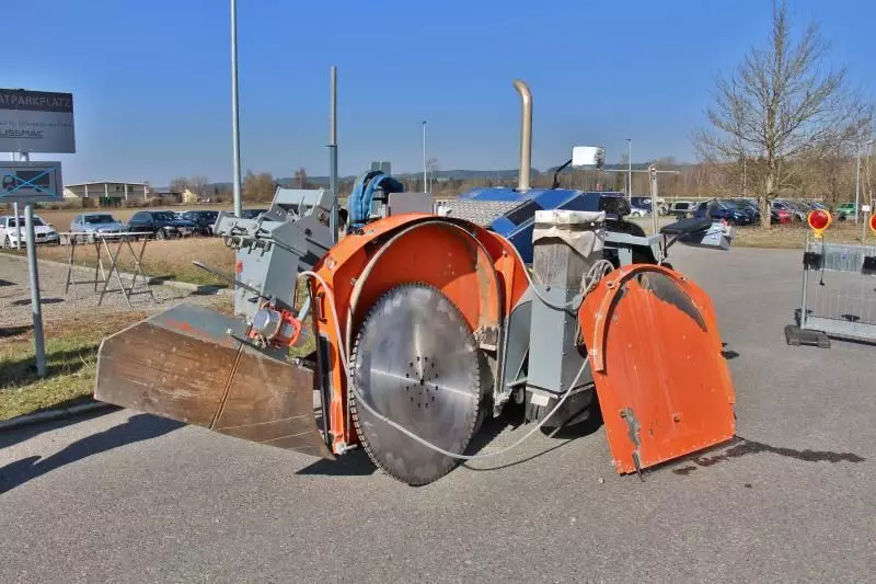 Der vollhydraulische Fugenschneider Lissmac Unicut 600 mit Micro- Trenching-Anbau. Er garantiert eine optimale Gewichtsverteilung, eine einfache Bedienung und einen optimierten Hydraulikkreislauf.