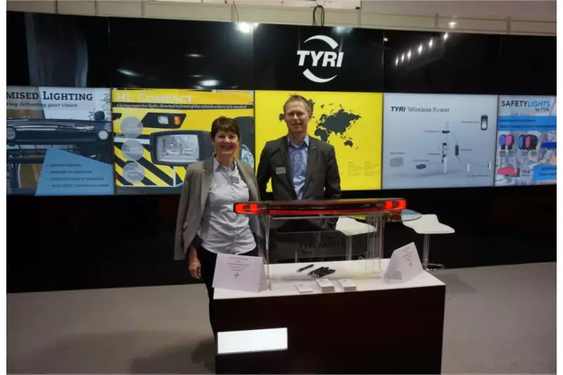 LED-Arbeitsleuchten für Fahrzeuge in extremen Bedingungen gibt es bei Tyri Lights. Die Spezialisten am Stand: Sibylle Naumann-Edgren, Area Sales Manager, und Christian Wadell, Global R&D Director.