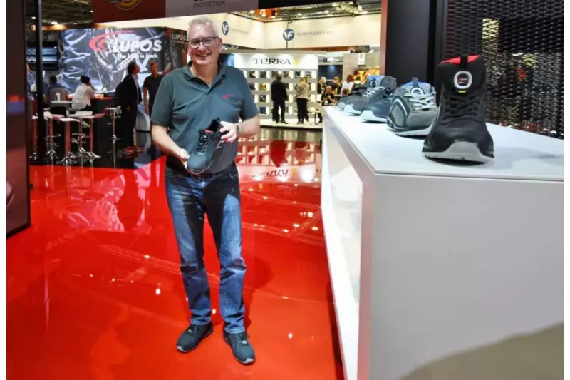 Der bahnbrechende Vorteil liegt hier auf der Hand. Detlef Wicher, Sales Director DACH Lupos GmbH, zeigt uns einen Schuh der Lu Carpet-Serie, die dank optimaler Dämpfung die Ergomatten in Betrieben ersetzen können.