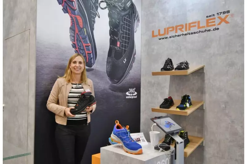 Lupriflex ist bekannt für leichte, langlebige, bequeme und wasserdichte S3 Sicherheitsschuhe. Karin Nelke-Mertens, Marketing & PR Lupriflex Sicherheitsschuhe, zeigt uns den Bestseller „Allround Aqua Mid All“. Im Vordergrund das A+A Highlight 2019 „Blue Star“.
