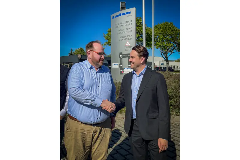 Markus Püllen, CEO der Lutze Group, und Marko Salmela, CEO von Element Mining and Construction Oy, beim Händeschütteln nach der Vertragsunterzeichnung