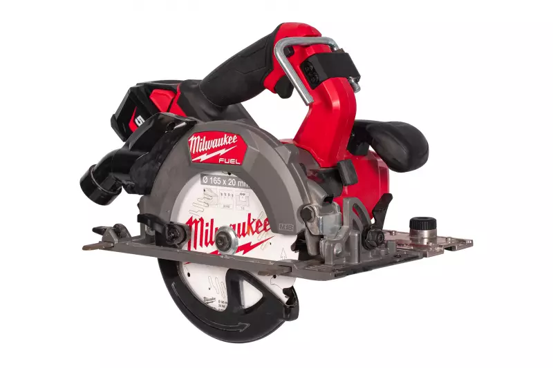 Mit der M18 FUEL Akku-Kreissäge 165 mm M18 FCSDC165-552C ergänzt Milwaukee seine M18-Plattform um ein Werkzeug, das den hohen Anforderungen professioneller Anwender im Holzbau gerecht wird.