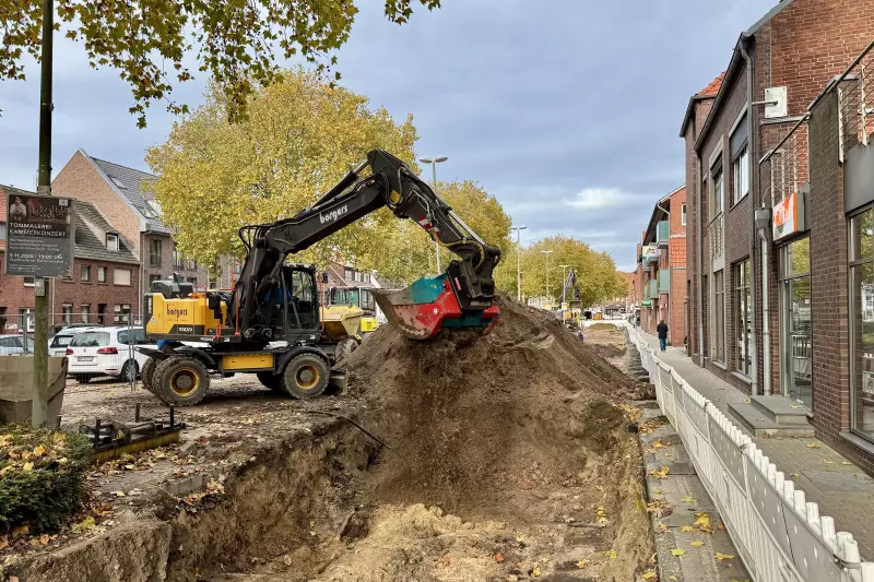 Der MaC-Rock Sieblöffel im Einsatz beim Aushub des Kanals – das Material wird direkt gesiebt und aufbereitet.