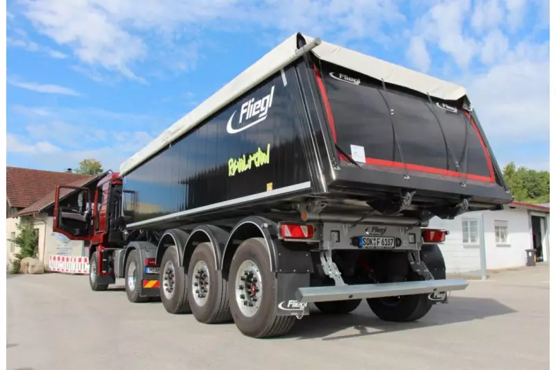 Nicht nur der Motor spart Gewicht, auch der Kippsattelauflieger: Der Fliegl Revolution DHKA 390 mit 25 m³ Aluminiummulde hat ein Leergewicht von nur 4.160 kg.