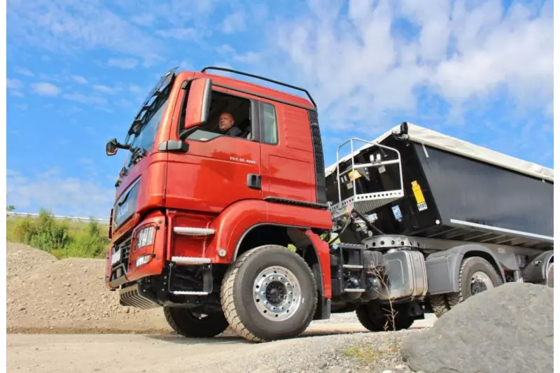 Manfred Zwick, Geschäftsführer MZ Mediaverlag, legte nicht nur die Test-Strecke fest, sondern fuhr den TGS 18.400 auch eigenhändig.