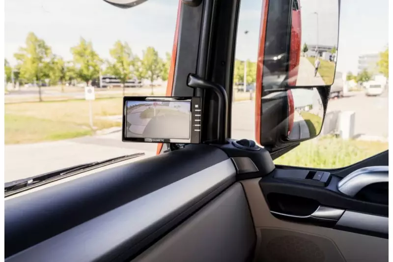 Auf engstem Raum bieten die MAN Kamerasysteme optimale Sicht. So erkennt der Fahrer, ob sich Gegenstände, wie beispielsweise ein Radfahrer oder ein kleineres Fahrzeug, direkt neben seiner Kabine befinden.