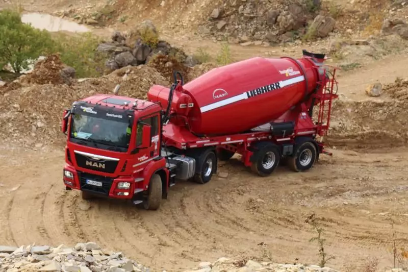 Die Fahrzeuge mussten in schwierigem
Gelände ihr Können zeigen. Speziell die
Fahrer aus Osteuropa forder ten den
Fahrzeugen alles ab.