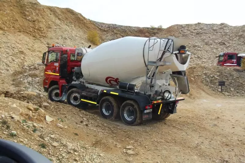 Auch der italienische Hersteller
Cifa zeigte eine Auswahl seiner
Betonmischeraufbauten bei den
MAN Traction Days.