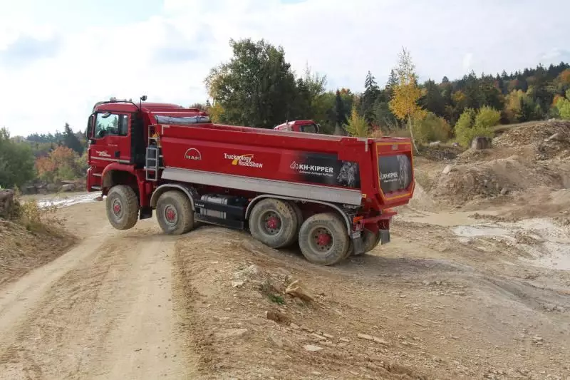 Ein TGS 41.480 in schwerem Gelände mit
einem KH–Kipper Aufbau.