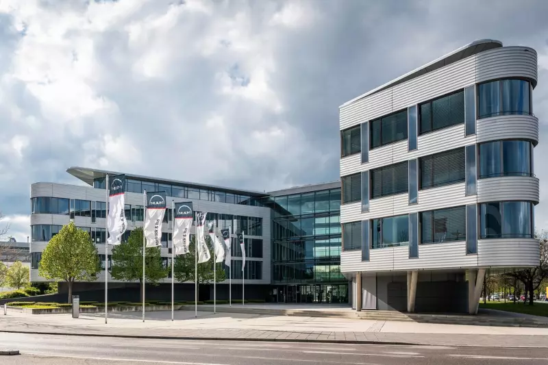 MAN Truck & Bus hat mit der Arbeitnehmervertretung und der IG Metall das Programm MAN2030+ vereinbart, das bis 2028 Kostensenkungen von rund 900 Millionen Euro vorsieht und die Wettbewerbsfähigkeit des Unternehmens stärken soll. Gleichzeitig plant MAN bis Ende 2030 Investitionen von fast einer Milliarde Euro in deutsche Standorte und sichert Beschäftigung sowie tarifliche Leistungen bis mindestens 2035 ab.