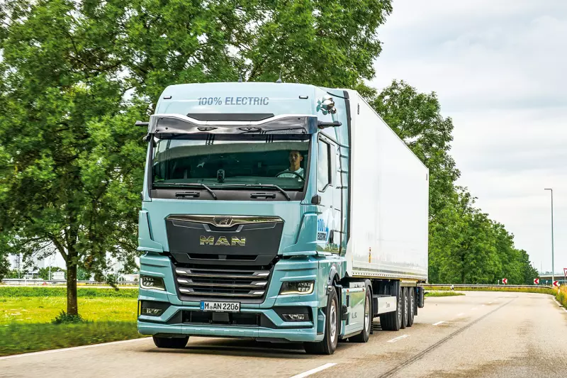 Auch der eTGX, ausgelegt für den Fernverkehr, stand für Testfahrten bereit. Beim eTruck Drive 2025 demonstrierten die Fahrzeuge ihre Variabilität zwischen Autobahn, Landstraße und leichtem Gelände. Quelle: MAN