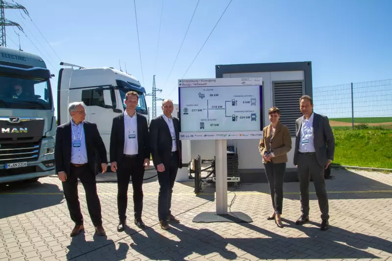 Bei der Bidi-eTruck-Premiere von Projekt SPIRIT-E  in Regensburg (v.l.): Thomas Ille, Leiter Early Pilots & Innovation Partnering bei MAN Truck & Bus, Conrad Mummert, Lead SBRS Europe, Markus Schmid, Geschäftsführer Spedition Schmid, Sandra Wimmer, Vorstandsmitglied REWAG, Prof. Dr.-Ing Markus Lienkamp, Lehrstuhl für Fahrzeugtechnik TUM.