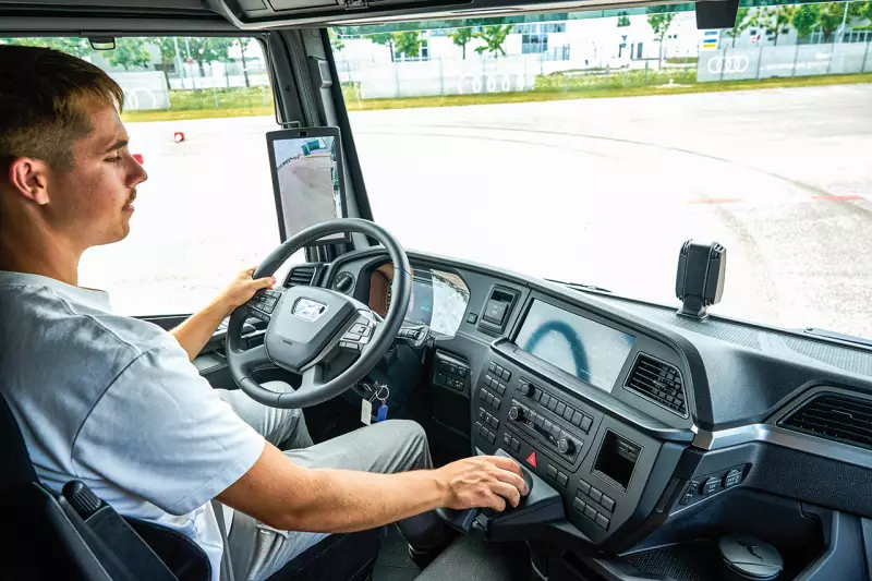 Der Fahrerarbeitsplatz der eTruck-Modelle kombiniert klassische Elemente mit modernen digitalen Anzeigen. Quelle: MAN