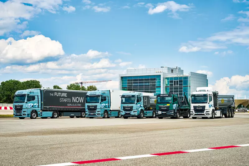 Beim eTruck Drive 2025 standen fünf Fahrzeuge in 4x2-Ausführung für Testfahrten bereit, darunter zwei eTGX-Sattelzugmaschinen und drei eTGS-Fahrgestelle mit unterschiedlichen Aufbauten. Quelle: MAN