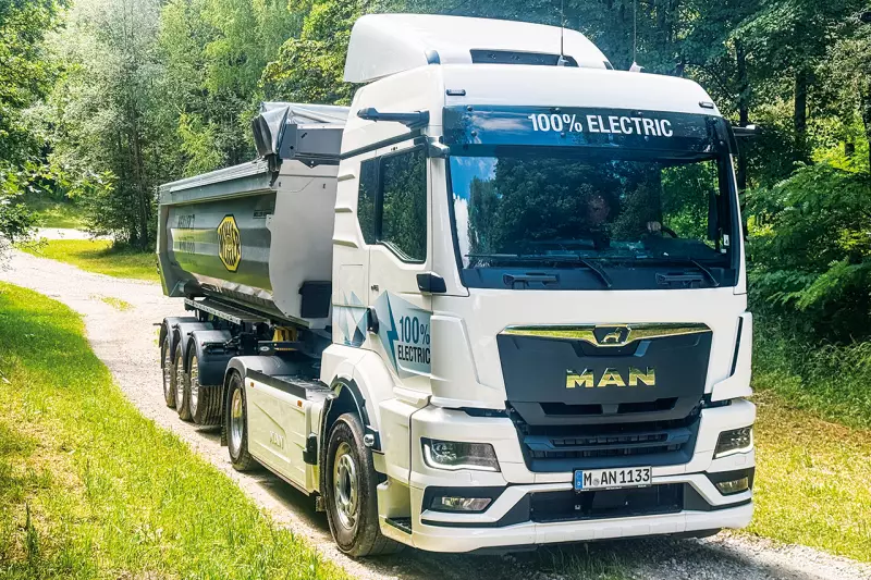 Der MAN eTGS mit Meiller-Dreiseitenkipper eignet sich für den Baustellenverkehr und kombiniert einen robusten Stahlmuldenaufbau mit lokal emissionsfreiem Antrieb. Er beweist, dass sich auch hydraulisch betriebene Aufbauten mit dem elektrischen Antriebskonzept ohne Einschränkungen nutzen lassen. Quelle: Treffpunkt.Bau