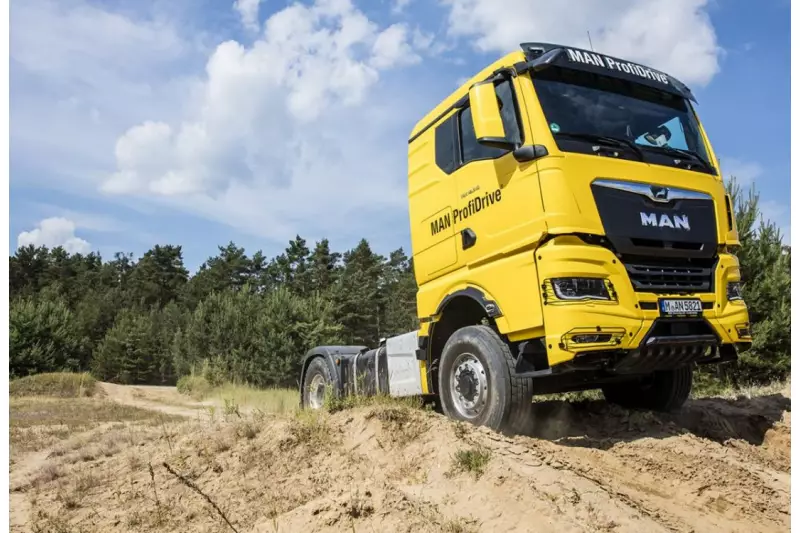 Mit MAN HydroDrive, dem hydrostatischen Antrieb in der Radnabe der Vorderräder, kann eine Kippsattelzugmaschine auch mal befestigte Straßen verlassen. Quelle: MAN Truck & Bus