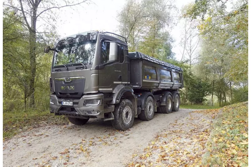 Herbstlaub kann die Fahrbahn in Verbindung mit Nässe in eine gefährliche Rutschbahn verwandeln – ideale Bedingungen, um alle Assistenzsysteme auszutesten.