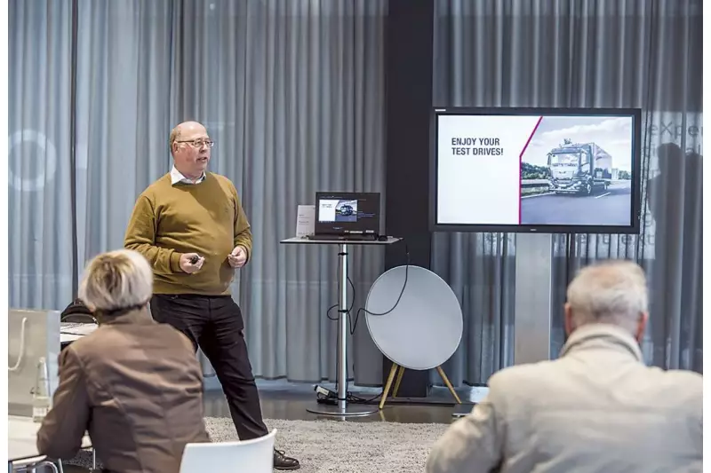 In Pandemie-konformer Sitzordnung präsentierte Klaus Fischer, Medienreferent MAN Truck & Bus, den Teilnehmern im Vorfeld die Fahrzeuge.