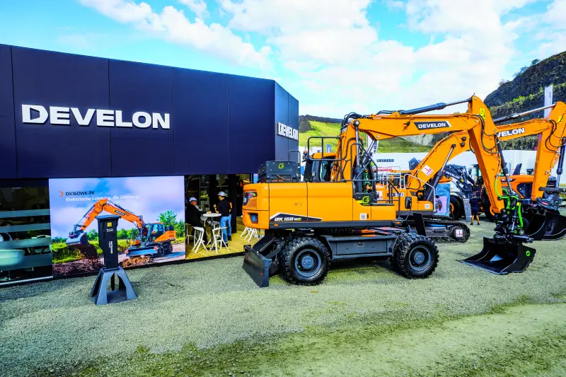 Develon präsentierte mit dem Kettenbagger DX400HD-9 ein 42-t-Schwergewicht für extreme Einsätze im Live-Betrieb auf dem Demo-Gelände. Sauber, leise und für hohe Produktivität konzipiert ist der elektrische Radbagger DX160WE der 7er-Serie. Seine LFP-Batterie soll den ganztägigen Betrieb ermöglichen, der effiziente Elektromotor sorgt für ein stabiles Drehmoment und präzise Steuerung. Dank langlebiger Komponenten, reduziertem Wartungsaufwand und flexiblen Lademöglichkeiten profitieren Betreiber von maximaler Betriebszeit und vorhersehbaren Betriebskosten. Quelle: Treffpunkt.Bau
