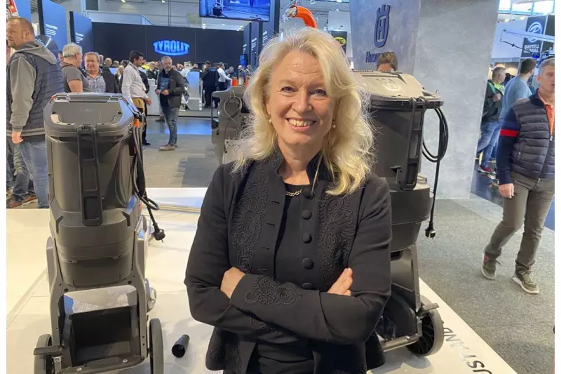 Karin Falk, President of Husqvarna Construction Division, besuchte den Messestand in Halle A1. Husqvarna CP brachte eine große Auswahl seiner Produkte mit nach München, die auf dem Außenstand auch in Aktion erlebt werden konnten. Quelle: Treffpunkt.Bau