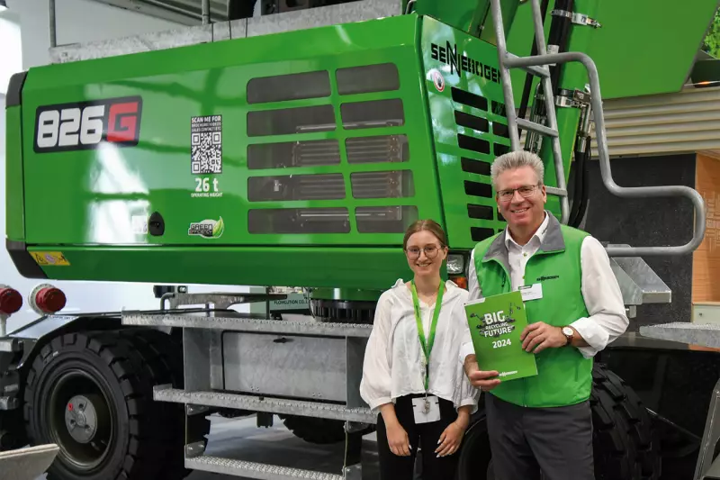 Messeneuheit und bis unters Hallendach reichendes Highlight war der 826 G am Stand von Sennebogen. Roxana Istel und Michael Ibarth zeigten uns den 26-Tonner mit 13 m Reichweite und komfortabler Maxcab-Kabine. Ebenfalls neu: attraktive Finanzierungs- und Mietkonditionen. Quelle: Treffpunkt.Bau