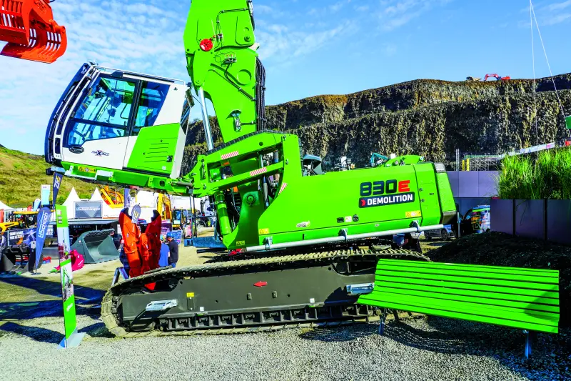 Sennebogen legte den Schwerpunkt auf flexible Lösungen für den Rückbau und die Aufbereitung von Stein- und Abbruchmaterial. Messe-Highlight war der 830 E Demolition mit Vario Tool: Ein multifunktionaler Abbruchbagger, der mit dem vollautomatischen Schnellwechselsystem ausgestattet ist. Vario Tool ermöglicht dem Fahrer, Anbauwerkzeuge direkt aus der Kabine zu wechseln, ohne hydraulische Schläuche manuell anschließen zu müssen. Beim 830 E Demolition kann sogar zwischen verschiedenen Auslegern gewechselt werden. Quelle: Treffpunkt.Bau