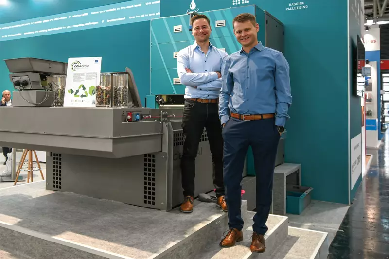 Künstliche Intelligenz für die Klassifizierung optisch ähnlicher Materialien. Die Clarity Sortieranlage von Binder+Co mit AI Technology trennte treffsicher Alublech und Aluguss im Demo-Betrieb. Vorteile und Möglichkeiten erläuterten Lukas Marousek (l.) und Georg Weingrill. Quelle: Treffpunkt.Bau