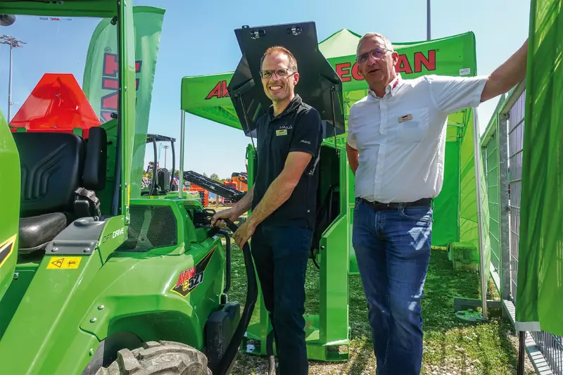Hier fließt Strom statt Diesel. Im Freigelände trafen wir die Firma Avant mit ihrem neuen E-Lader und eigener Stromtankstelle. Der e527 mit großem 27 kWh Lithium-Ionen-Akku soll nach zwei Stunden an der Ladesäule bis zu sechs Stunden arbeiten können. Quelle: Treffpunkt.Bau