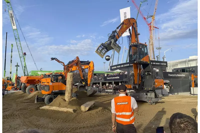 Neue und smarte, aber auch bewährte Technik begeisterte die Zuschauer am Doosan-Stand. Unter dem Motto „Powered by Innovation“ zeigte der Baumaschinenhersteller unter anderem seine unbemannte, automatisierte und integrierte Steuerungslösung Concept-X. Quelle: Treffpunkt.Bau