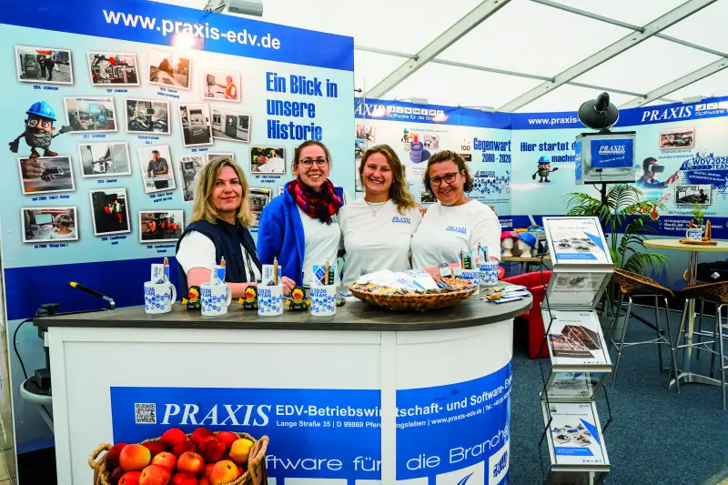 Unter dem Motto einer digitalen Zeitreise zeigte die Praxis EDV seine neuesten Software- und Automatisierungslösungen für die Schüttgut-, Steine- und Erden- sowie Baustoffindustrie. Schwerpunkt war die Präsentation der weiterentwickelten Gesamtlösung für die durchgängige Digitalisierung – vom Auftrag über die Disposition und Fuhrparksteuerung bis hin zur automatisierten Abrechnung. Auf viel Interesse stießen auch die Lösungen für die nahtlose Vernetzung von Werk, Radlader, Waage und Verwaltung zur Einsparung von Durchlaufzeiten. Quelle: Treffpunkt.Bau